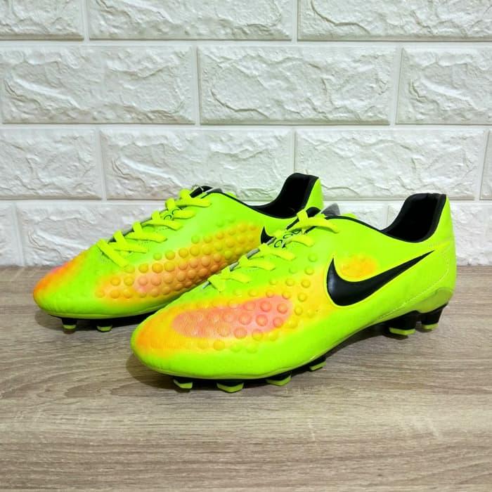Sepatu bola Magista X