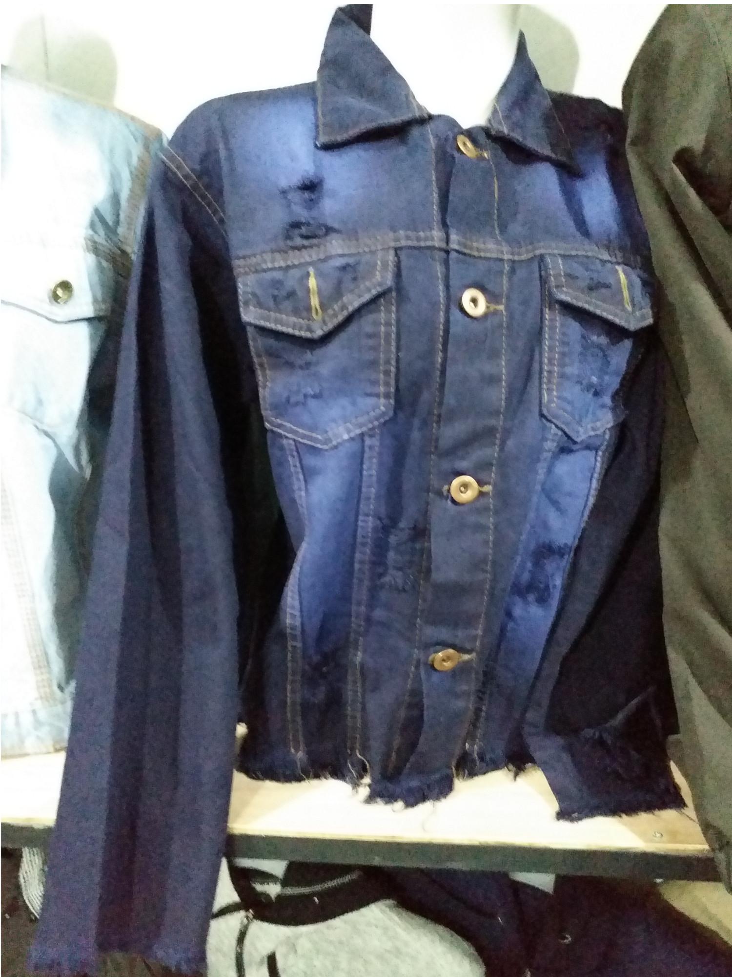 Jaket levis model sobek untuk wanita masa kini