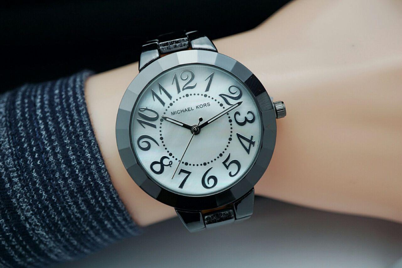 Jam Tangan Michael Kors Monokrom Premium - Limited Edition Elegan Mewah Series-Pria Wanita Formal Kasual Terbaru-Women Men Trendy Watch-Stainless Original Strap-Kulit Stainless Kekinian Sporty Fashionable Free 2 Sony Battery & Exclusives Autenthic Box