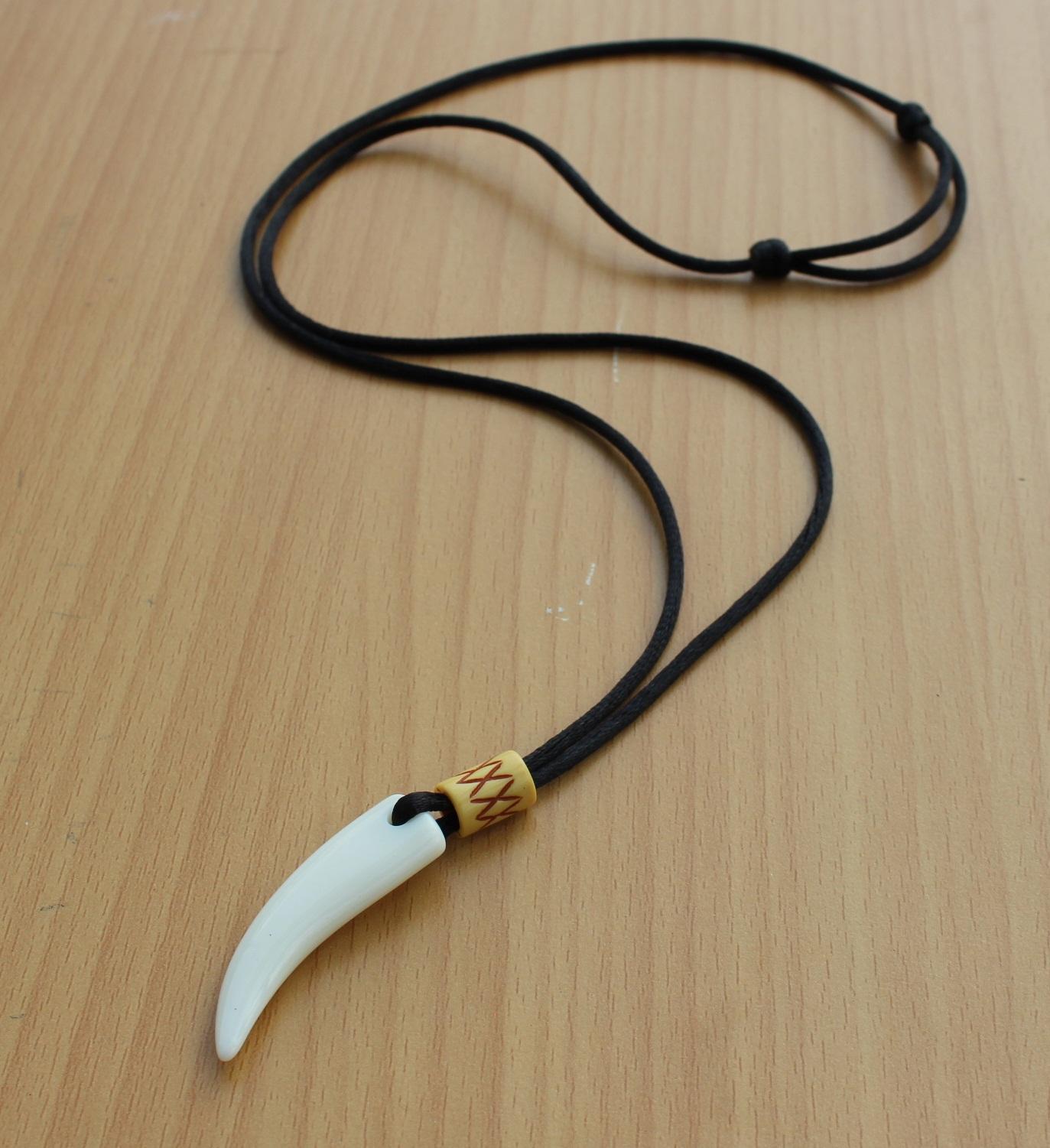 Kalung Tali Bandul Taring Melamin Putih