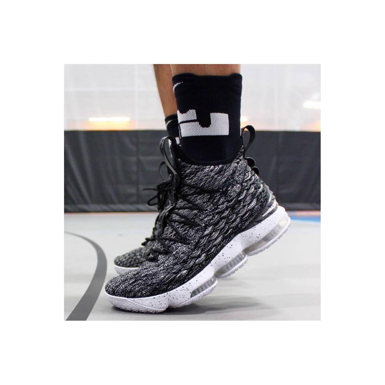 Nike Lebron James 15 Oreo Sneakers Sepatu Basket Pria PREMIUM