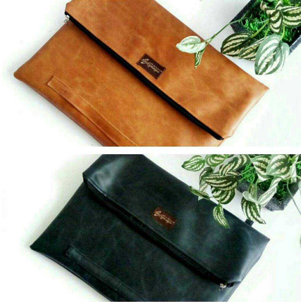 Kakatoto.shop - Sarung pelindung laptop sleeve model clutch kulit warna cokelat/hitam