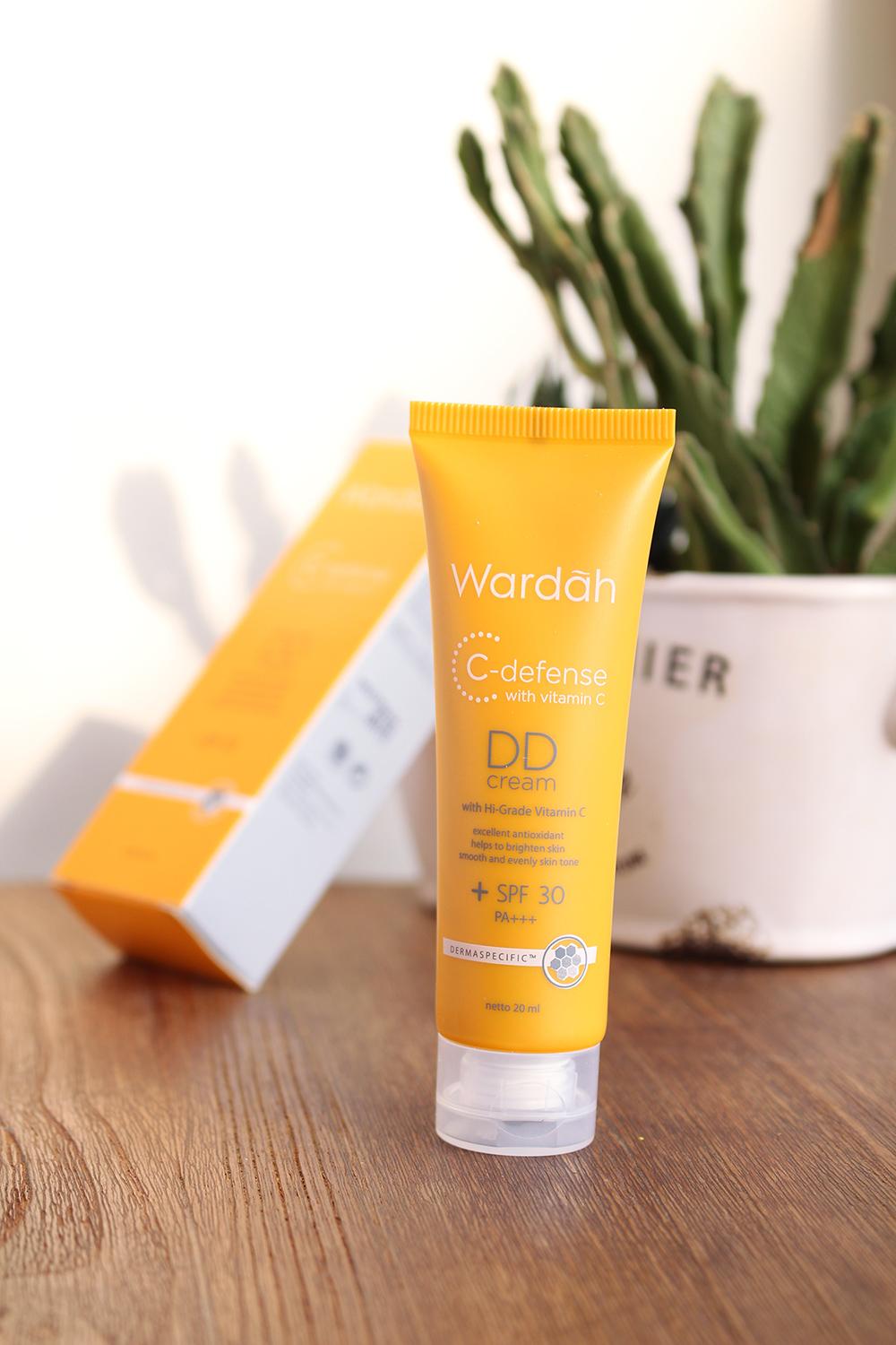 TOP PRODUK - (Wardah C-defense DD Cream SPF 30 with Vitamin C) - PERAWATAN WAJAH - MAKE UP WAJAH - KRIM WAJAH - KRIM PENCERAH WAJAH - PEMBANTU REGENERASI KULIT - PERLINDUNGAN DARI SINAR MATAHARI - VARIAN - NATURAL - LIGHT - ISI 20 ML - PALING LAKU