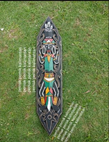 Tameng senjata khas Dayak Kalimantan