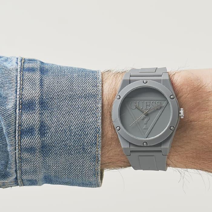 NEW ARRIVAL / SPESIAL PROMO / HOT SALE / Guess Analog Jam Tangan Pria Strap Karet Abu-abu W0979L7 Original