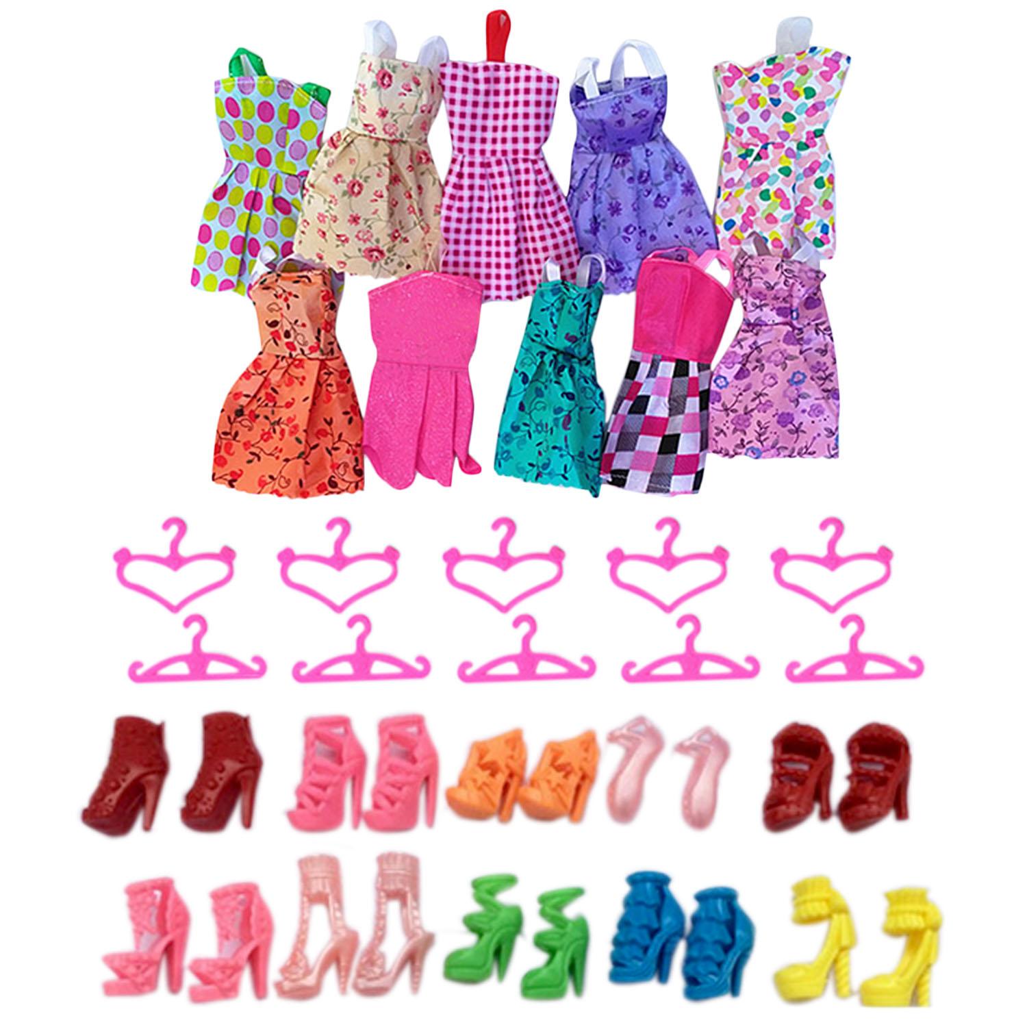 10 Pcs Fashion Mainan Boneka Perempuan Gaun Gaun Pakaian Pakaian + 10 Pair Sepatu + 10 Pcs Gantungan Baju Set untuk Barbie Mainan gaya Acak