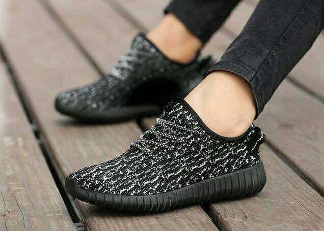 Sepatu Cewek Boots Bertali dan Loreng Warna Hitam