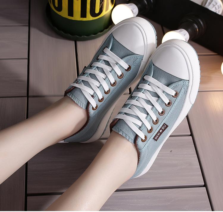 Model baru musim semi sepatu putih kecil wanita tali sepatu Pemotretan Jalanan Sepatu kanvas perempuan Gaya Korea Santai all-match sol datar murid warna biru sepatu sneaker