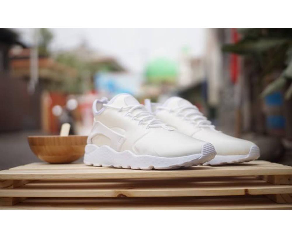 Sepatu Sneakers Nike Huarache Warna Putih