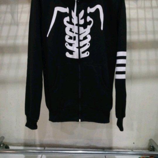 jaket Sweater jipper hitam converse tali sepatu