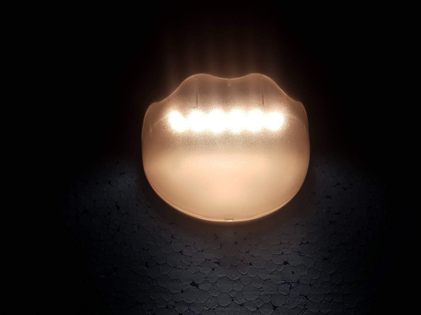 Lampu dinding tembok pagar 6 led model baru solar power tenaga surya matahari cocok untuk rumah ruko rukan vila villa cluster kantor lobby hotel kost SPBU Pom bensin counter konter HP pulsa apotik apotek tempat praktek dll