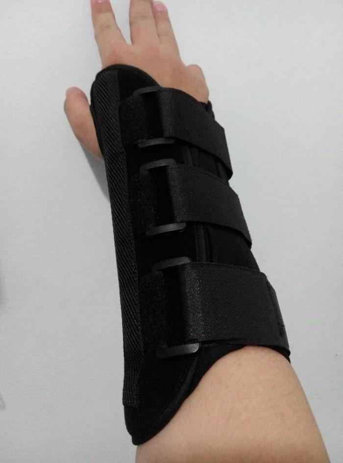 BEST SELLER - Sarung Tangan Cedera Patah Tulang Sedang M 15.5-17.5cm Plat Besi
