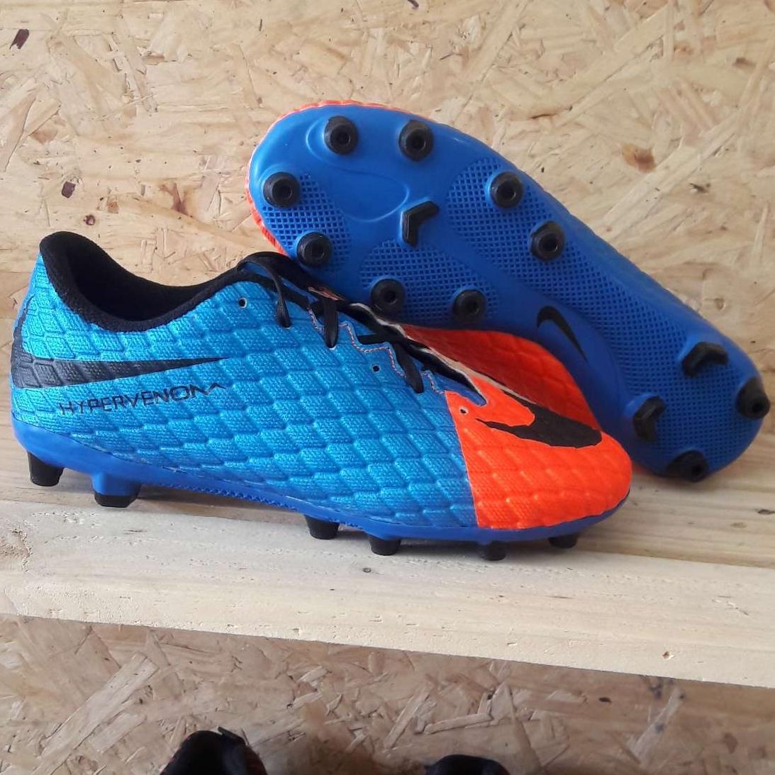 Sepatu sepak bola hypervenom impor