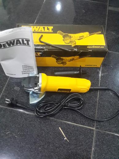 Mesin Gurinda Tangan 5inch DEWALT