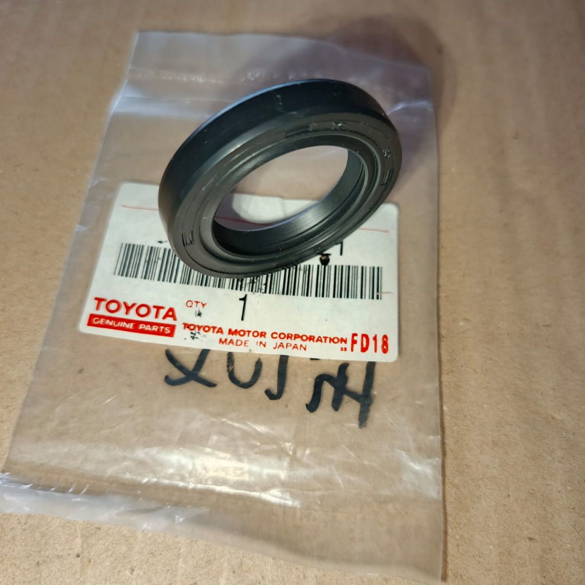 SEAL TRANSMISI DEPAN TOYOTA INNOVA BENSIN/HILUX ORIGINAL Harga 40,000 rupiah*Gratis Ongkir