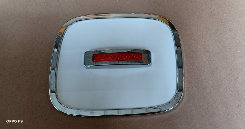 CE1-HYB-TF16HCM TANK COVER TOYOTA AN FORTUNER 16 TANK COVER FORTUNER 16 KEATAS TUTUP BENSIN TOYOTA FORTUNER 16 KEATAS TUTUP BENSIN FORTUNER 16 KEATAS TUTUP TANGKI TOYOTA ALL NEW FORTUNER TUTUP TANGKI FORTUNER 16 KEATAS HYBRID PUTIH LOGO MERAH Harga 40,000 Ringgit*Penghantaran Percuma
