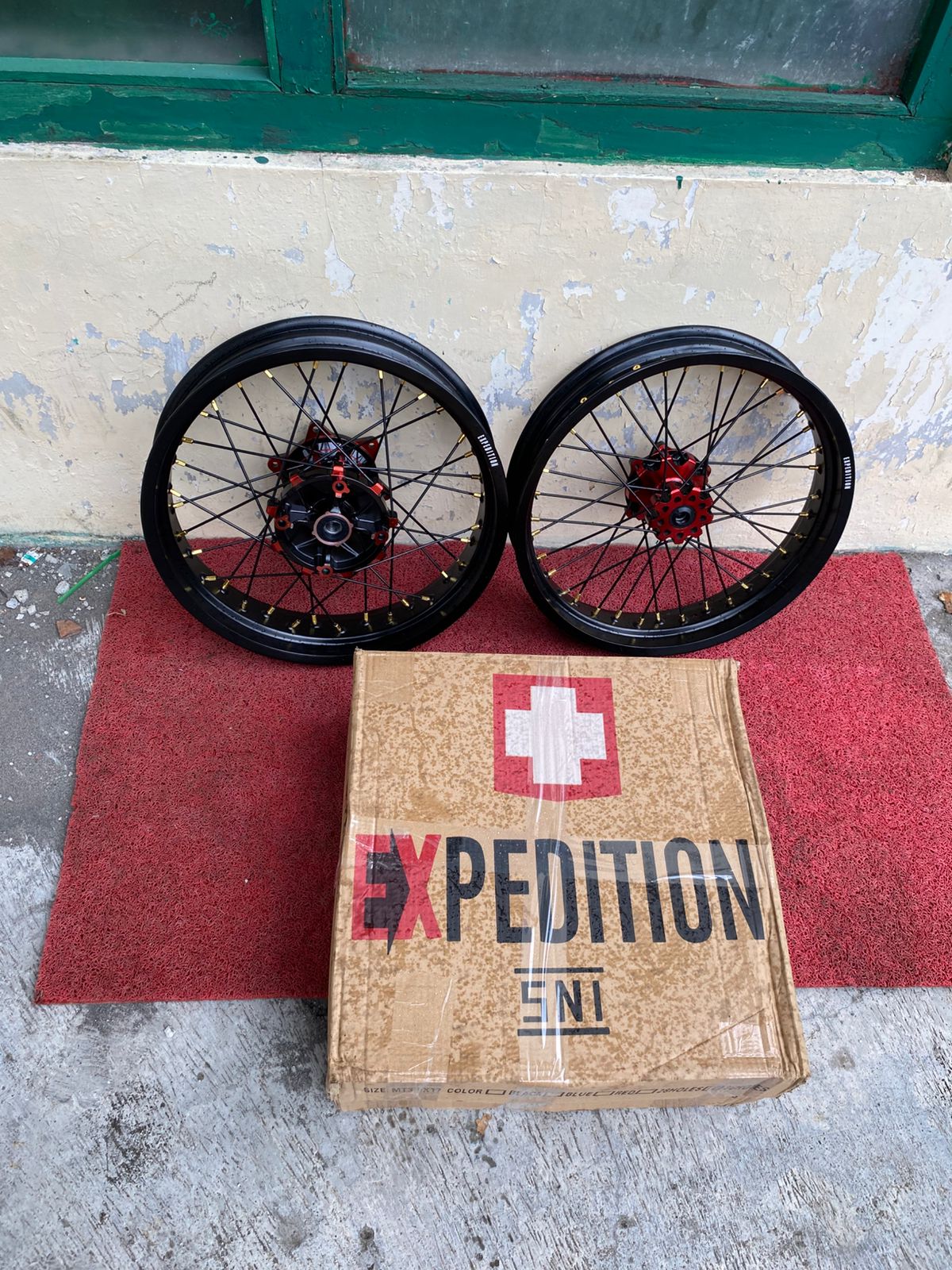 Wheelset Supermoto CRF 300/350 Ring 17 Velg Expedition Baru Ring 17 Tanpa Ban Harga 2,715,000 rupiah*Gratis Ongkir