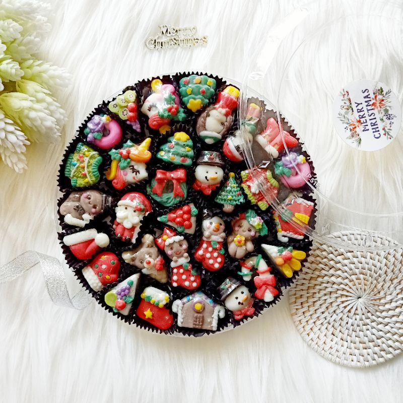 Bestseller Coklat Karakter Natal toples bulat 500g Merry Xmas untuk Kado atau Sajian Tamu