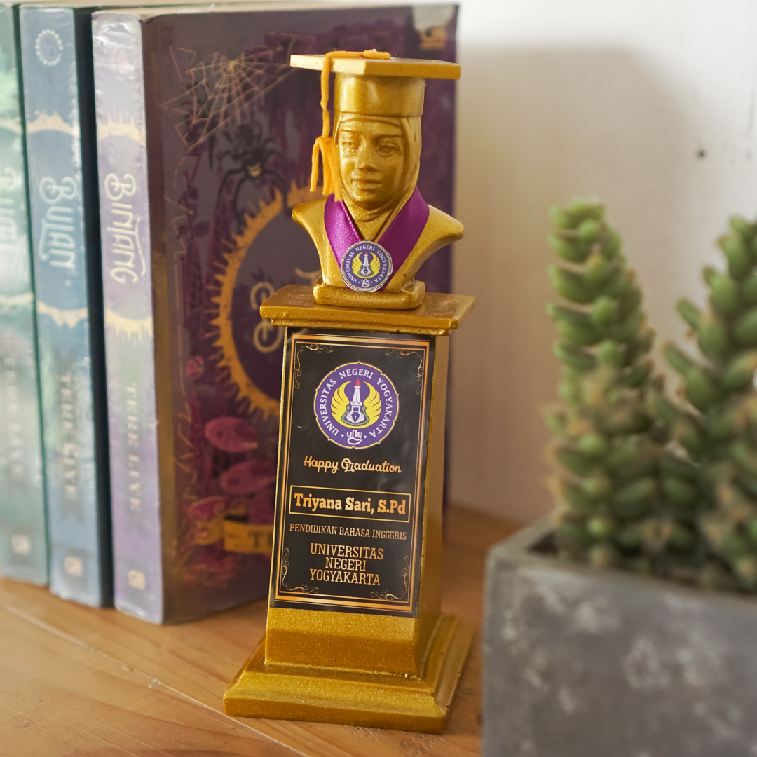 Plakat Patung Wisuda Gold Kado Wisuda