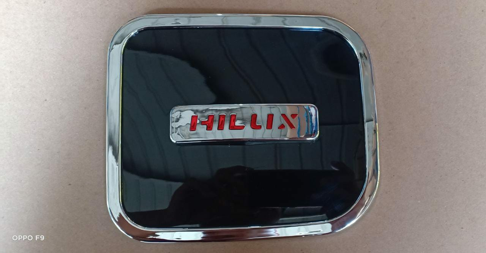 CE1-HYB-MBTC1M TANK COVER GRAN NEW HILUX 16 TUTUP BENSIN GRAN NEW HILUX 16 TUTUP TANGKI TOYOTA GRAN NEW HILUX 16 TUTUP TANGKI BENSIN GRAN NEW HILUX 16 HYBRID HITAM LOGO MERAH Harga 40,000 Ringgit*Penghantaran Percuma