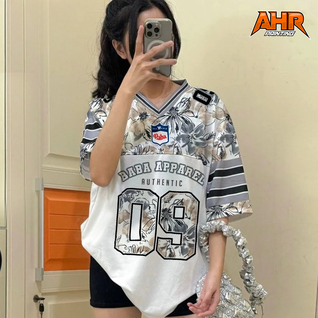 (Can Cod) Jersey Outfit Style Boxy Fit Lousina White Flower 09 Streetwear Oversize / Vintage / Retro / Music / Nfl / Jersey Vintage Style Skena Cewek / Jersey / Jersey Cewe / Jersey Casual / Jersey Kece / Jersey Kaos Harga 58,000 rupiah*Gratis Ongkir