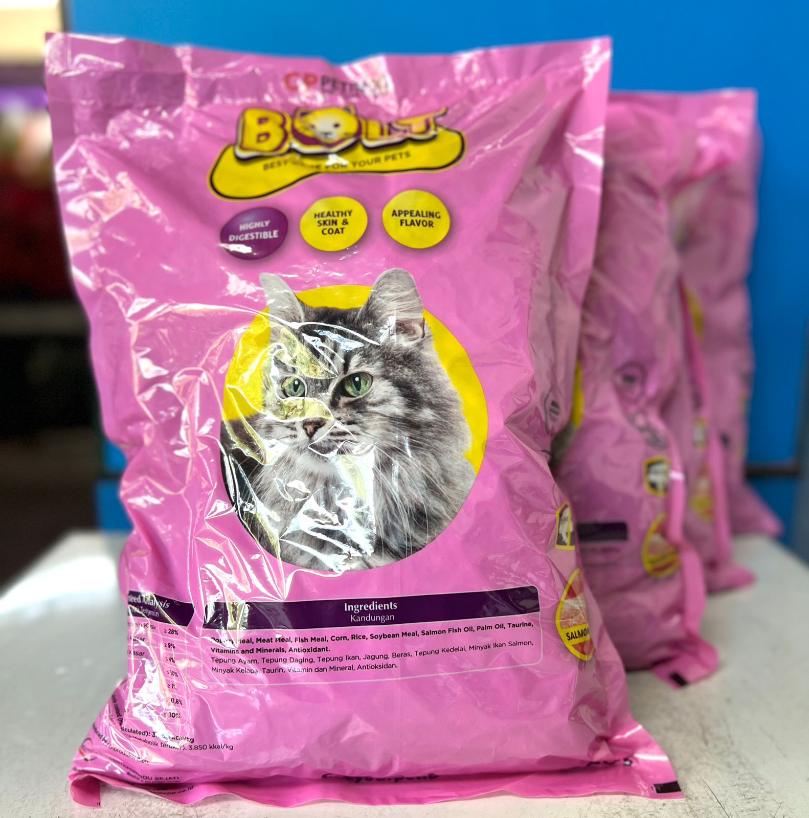 BOLT isi 2 (2 x 800GRAM) - KHUSUS RASA SALMON (KIBBLE BULAT) Makanan Kucing Harga 39,000 rupiah*Gratis Ongkir