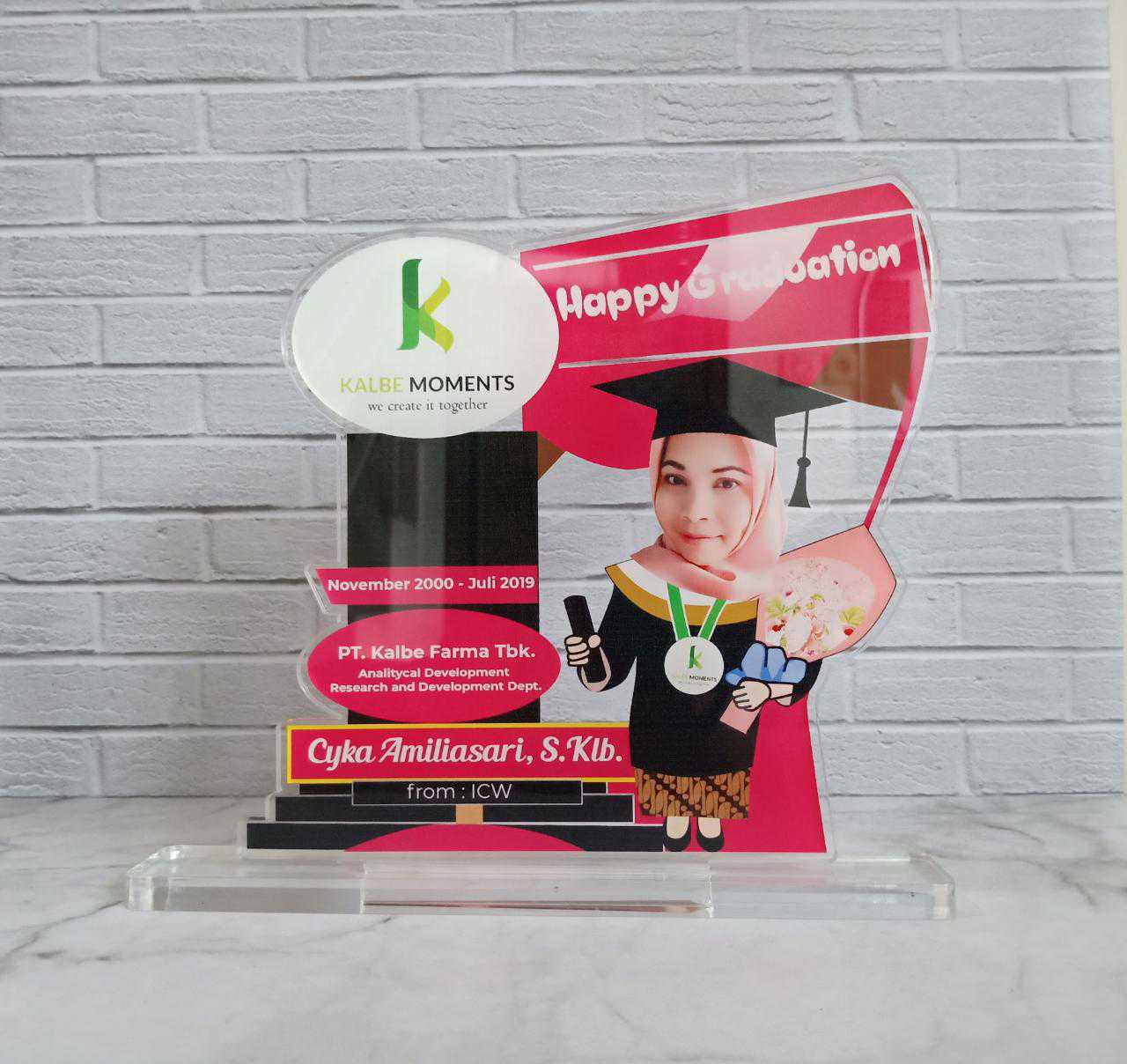 Plakat Akrilik Custom, Plakat Wisuda, Plakat Custom, Trophy Wisuda, Vandel Wisuda, Kado Wosuda
