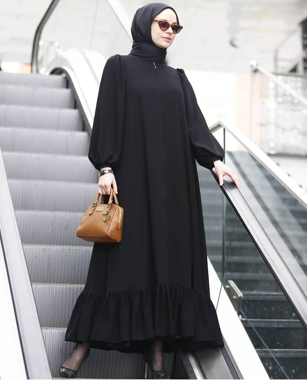 green emerald velvet dress Aisha Abaya (Abaya Dress Haji dan Umrah) Black – Lozy main image 1