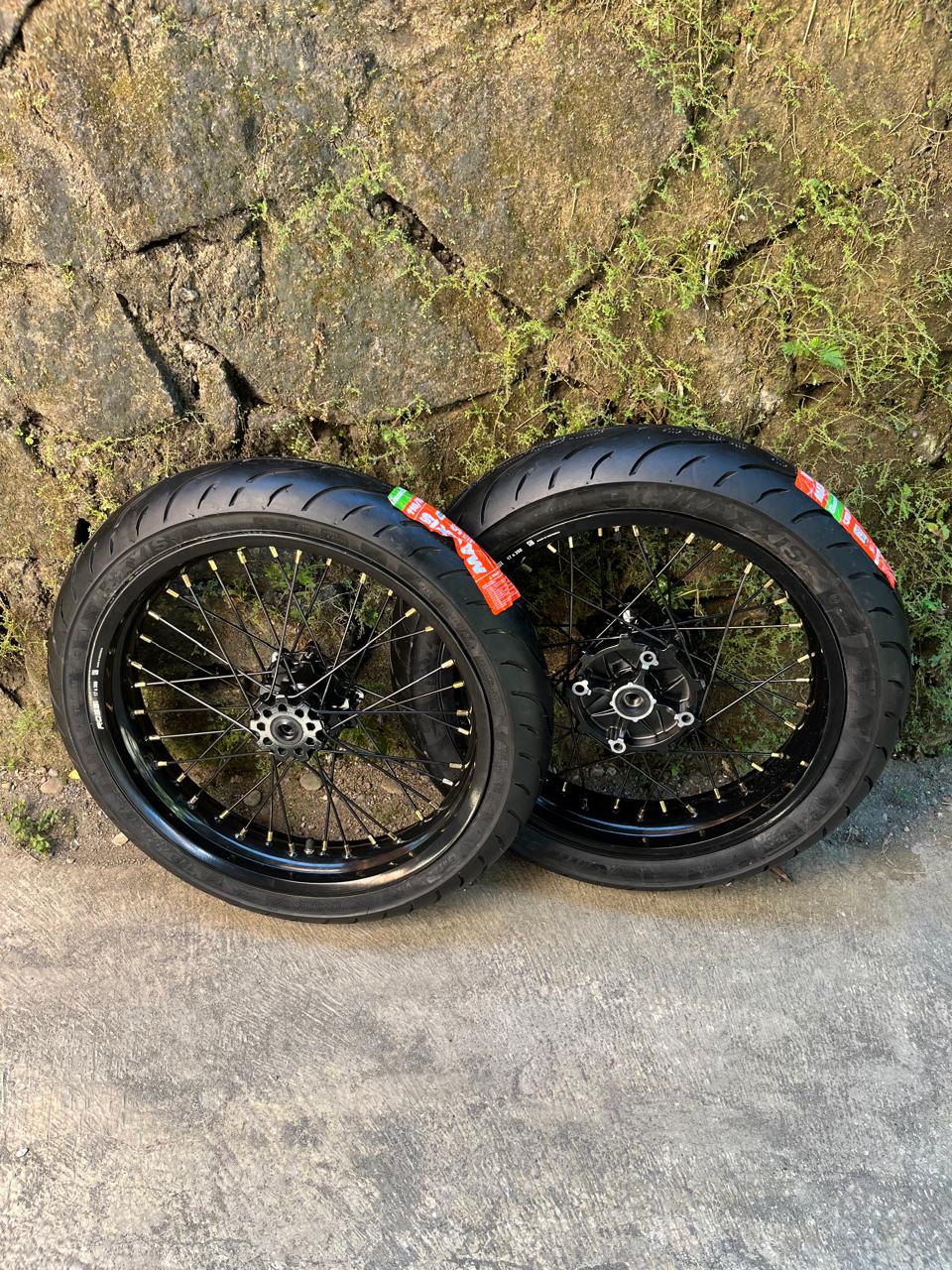 Velg Supermoto CRF 250/300 dan 300/350 Ban Maxxis Baru Ring 17 Murah Harga Promo Harga 2,765,000 rupiah*Gratis Ongkir