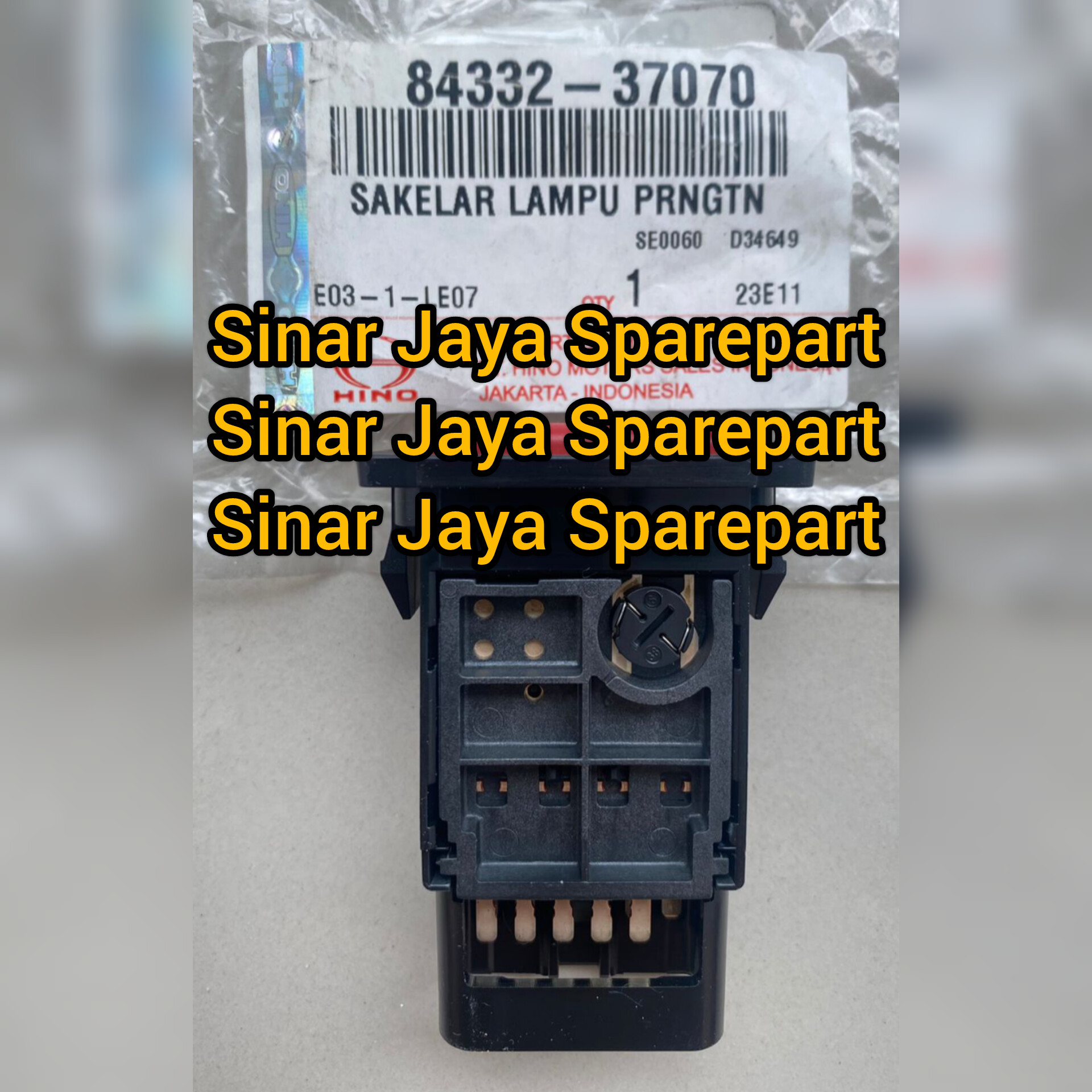 Switch Hazard Atau Saklar Lampu Hazard Toyota Dyna Saurus 14B 115ET 115ST Original 84332-37070 Harga 650,000 rupiah*Gratis Ongkir