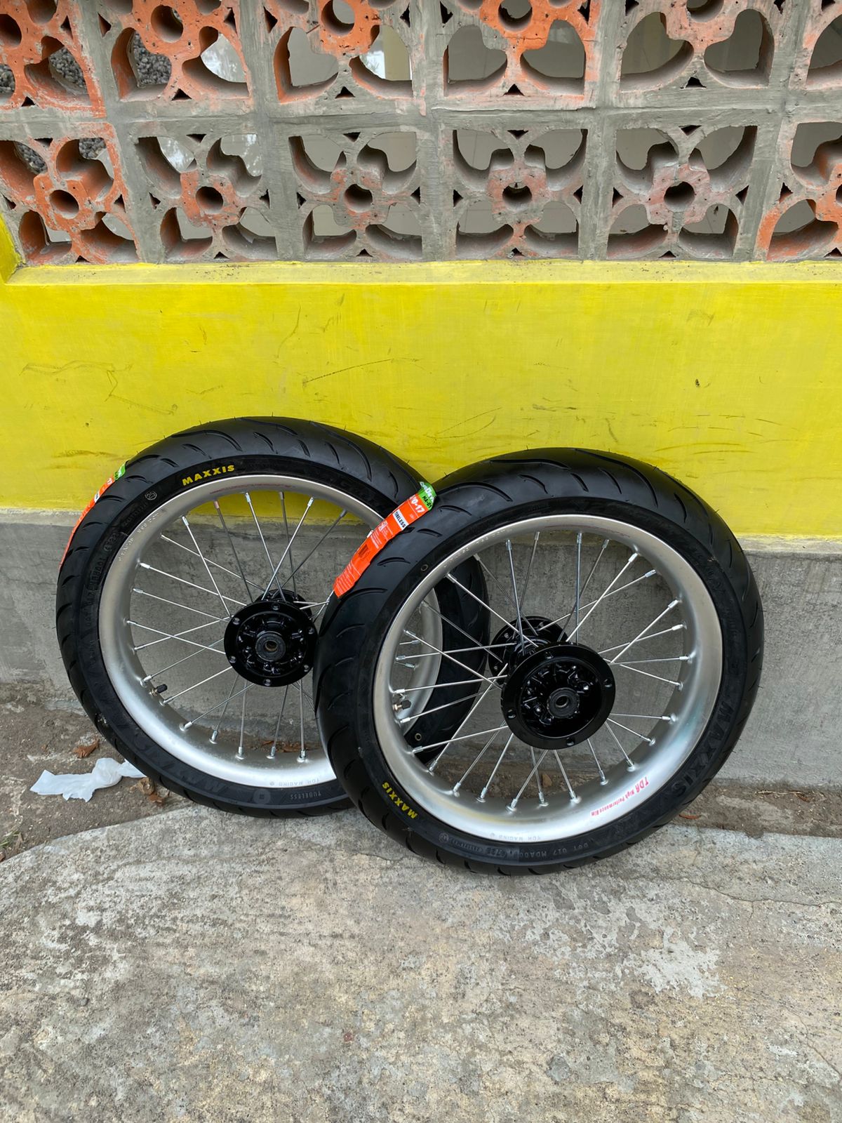 Velg Set Supermoto KLX 215/250 Ban Maxxis Baru Ring 17 Harga 1,915,000 rupiah*Gratis Ongkir