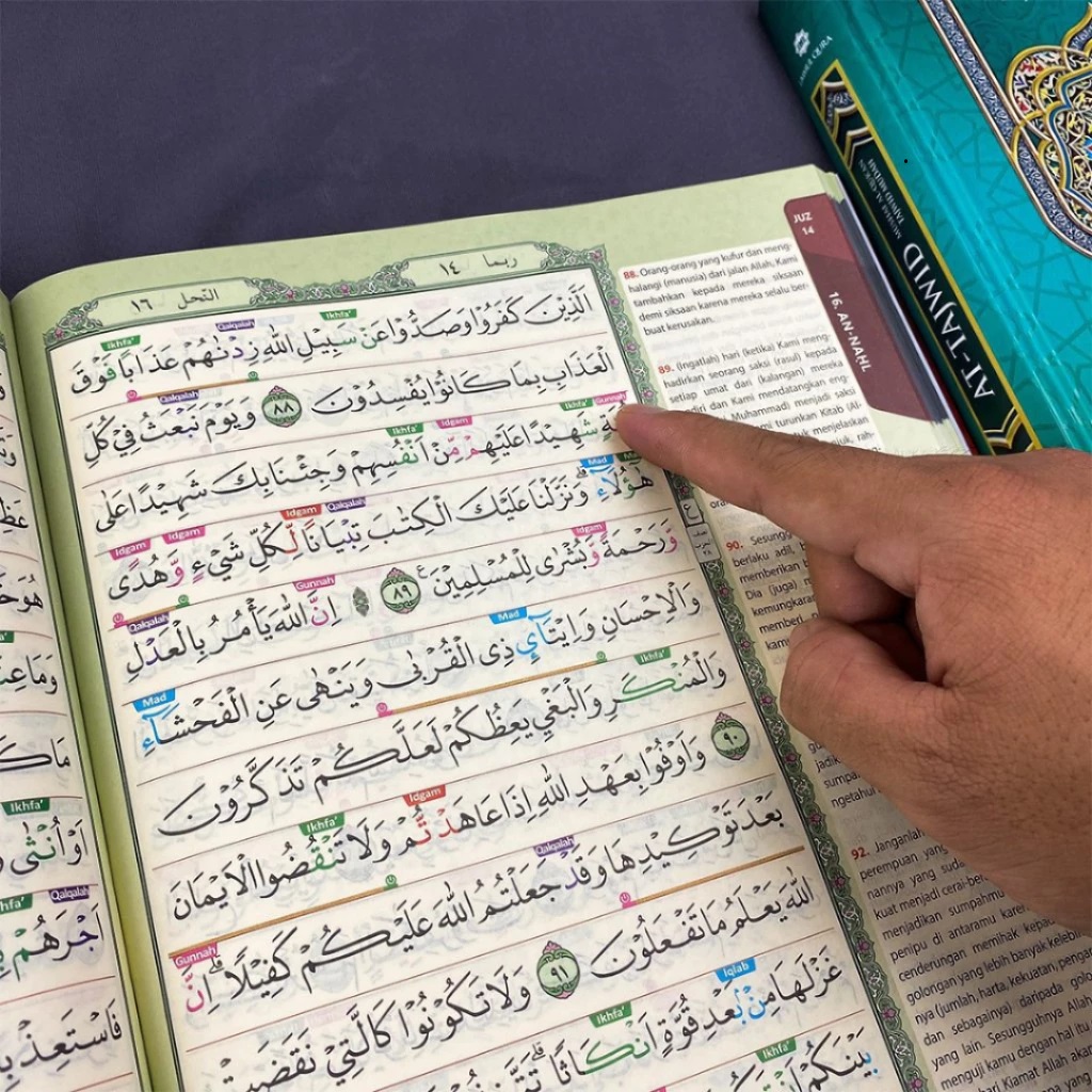 Al Quran at Tajwid Is Equipped with a Start and Stop Marker, Tajwid Lessons & Translation.