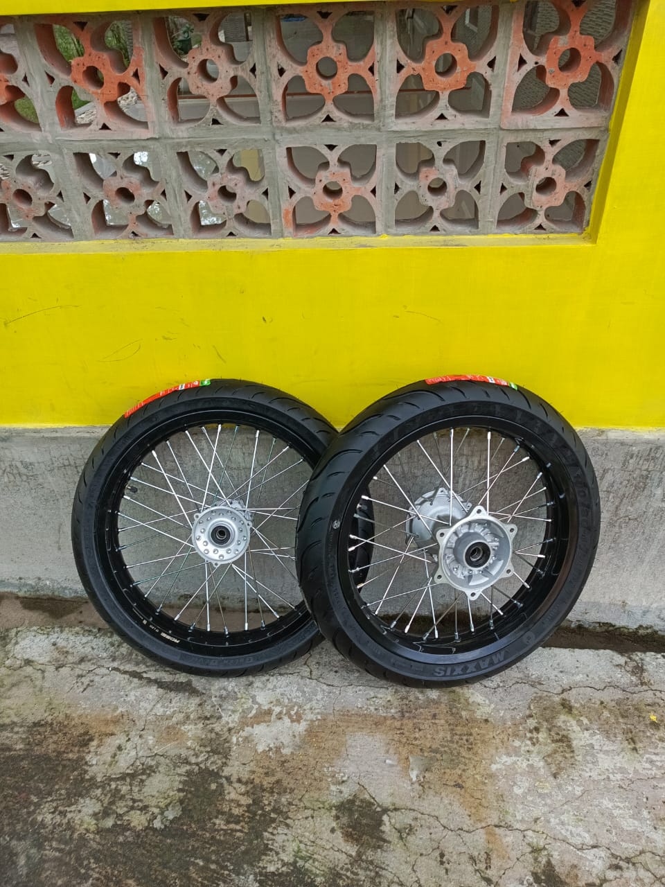 Wheelset Semi Cacing WR155 Ring 17 Tromol Ori Velg Rossi Ukur 215/250 Ban Maxxis Baru Harga 2,605,000 rupiah*Gratis Ongkir