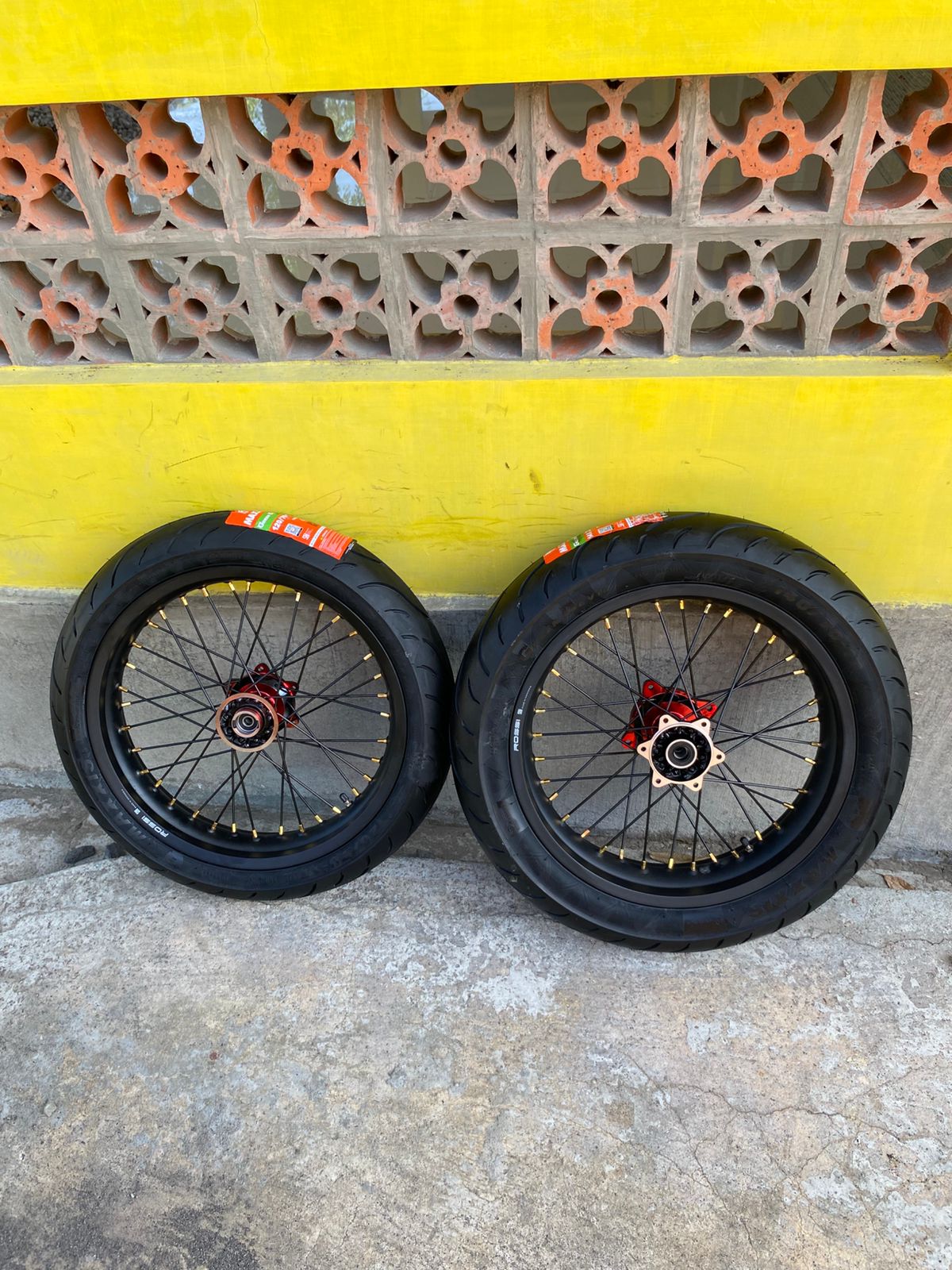 Supermoto Klx 300/350 Ring 17 Rims Maxxis Jumbo Tires Size 120+140 Pnp D-Tracker 150 Harga 3,311,000 rupiah*Gratis Ongkir