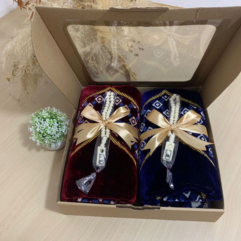 hampers Premium Sajadah Bulu Couple Tebal dan Tasbih Souvenir hadiah pernikahan/hampers pernikahan/kad…