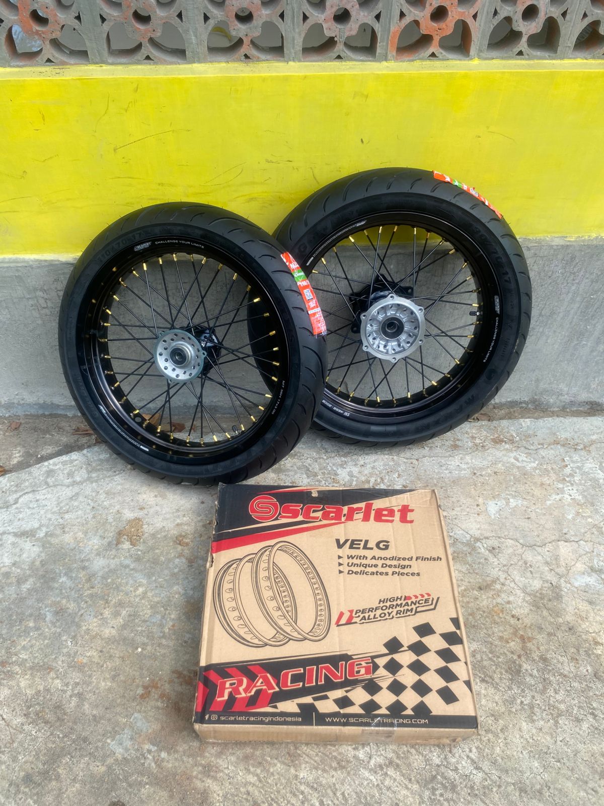 Paket Roda Supermoto WR Velg Scarlet 300/350 Ban Maxxis Baru Ring 17 Ukur 110 dan 130 Murah Harga 4,151,000 rupiah*Gratis Ongkir