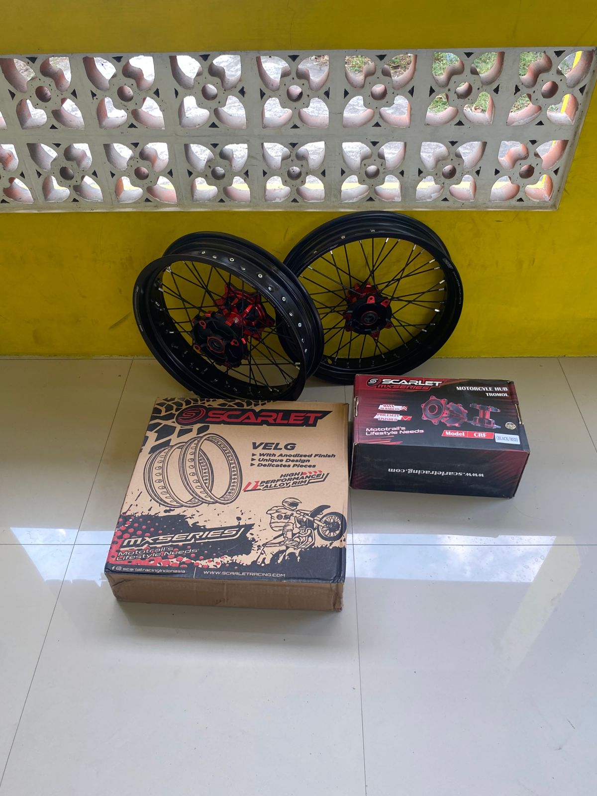 Velg Set Supermoto CRF Scarlet Baru Ring 17 Tanpa Ban Ukur Velg 250/300 dan 300/350 Harga 2,625,000 rupiah*Gratis Ongkir
