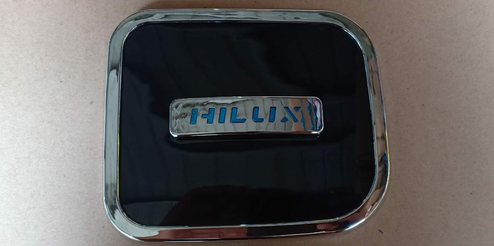 CE1-HYB-H16TCLB TANK COVER GRAN NEW HILUX 16 TUTUP BENSIN GRAN NEW HILUX 16 TUTUP TANGKI TOYOTA GRAN NEW HILUX 16 TUTUP TANGKI BENSIN GRAN NEW HILUX 16 HYBRID HITAM LOGO BIRU Harga 40,000 rupiah*Gratis Ongkir