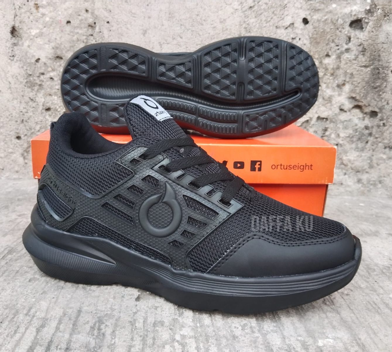 SNEAKERS PRIA WANITA FULLBLACK TERBARU. SEPATU PRIA WANITA WARNA HITAM POLOS. SEPATU KERJA HITAM, SEPATU OLAHRAGA HITAM, SEPATU LARI HITAM, SEPATU SEKOLAH HITAM Harga 95,470 rupiah*Gratis Ongkir