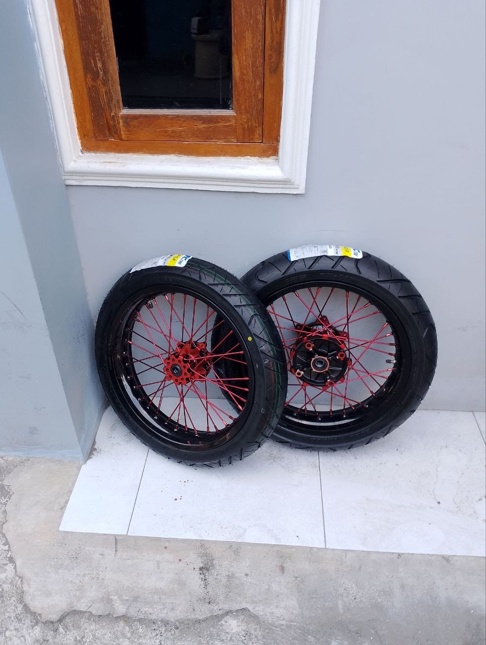 Wheelset Supermoto CRF Velg Rossi Ukur 250/300 Ring 17 Ban IRC Baru Harga 2,525,000 Ringgit*Penghantaran Percuma