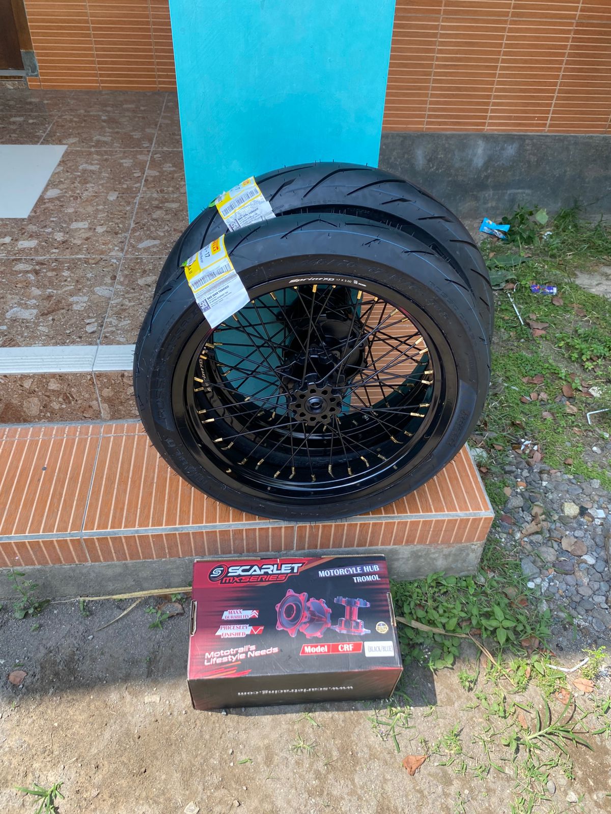 Paket Roda Supermoto CRF 300/350 Tromol Scarlet Ban Pirelli Baru Ring 17 Ukur 110 dan 130 Harga 3,815,000 rupiah*Gratis Ongkir
