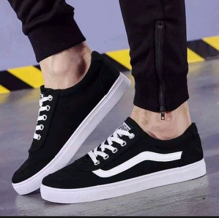 SEPATU SNEAKERS TALI PRIA VNS KASUAL / SEPATU SNEKAERS SANTAI PRIA TERBARU SEPATU SNEAKERS TALI PRIA VNS KASUAL / SEPATU SNEKAERS SANTAI PRIA TERBARU