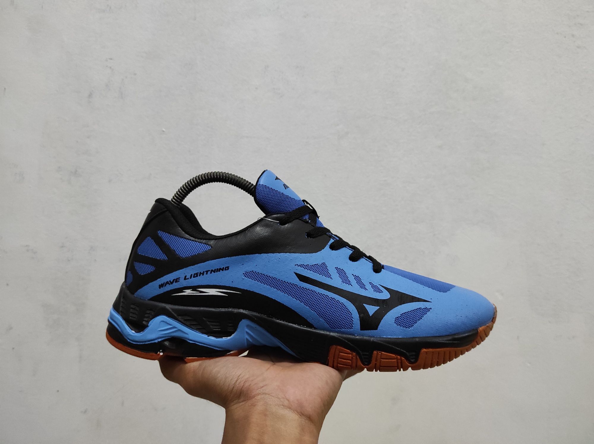 harga sepatu mizuno wave lightning z2