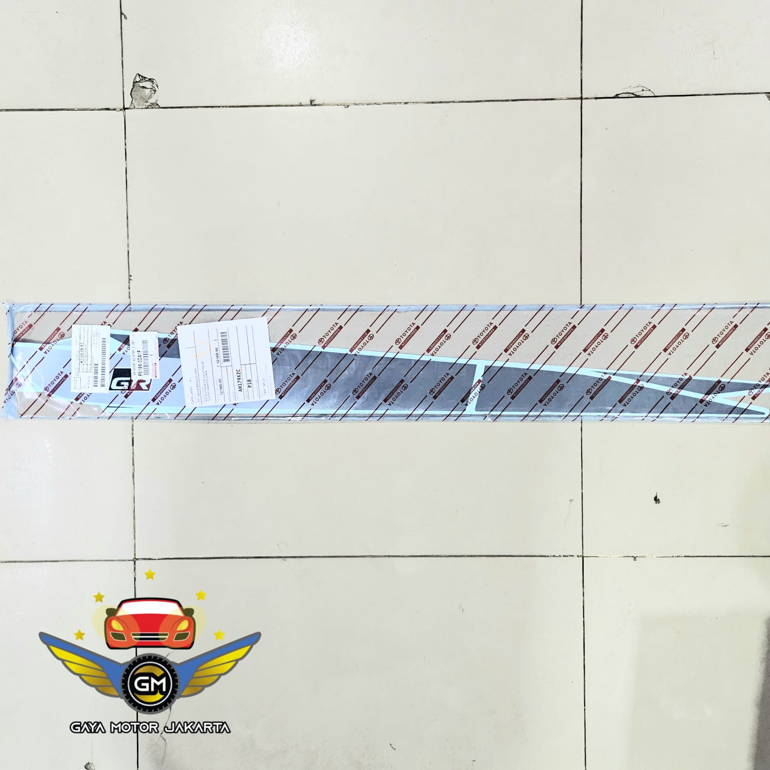 Stiker GR SPORT Silver Pintu Samping Toyota Yaris P5186-0DA1F Harga 862,500 rupiah*Gratis Ongkir