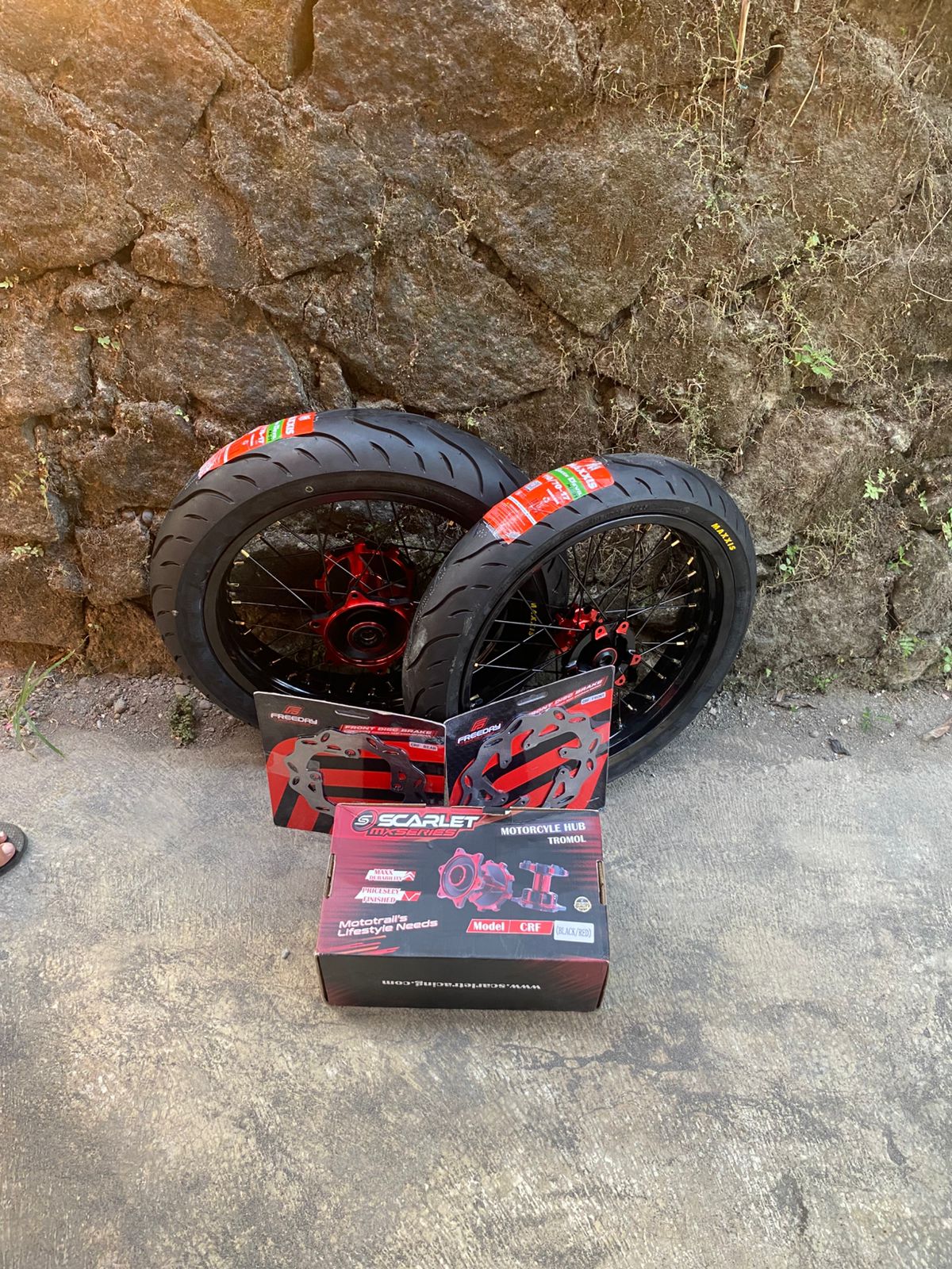 Velg Supermoto CRF Tromol Scarlet Ban Maxxis Baru Ring 17 Ukur 110 dan 130 Harga 3,185,000 rupiah*Gratis Ongkir