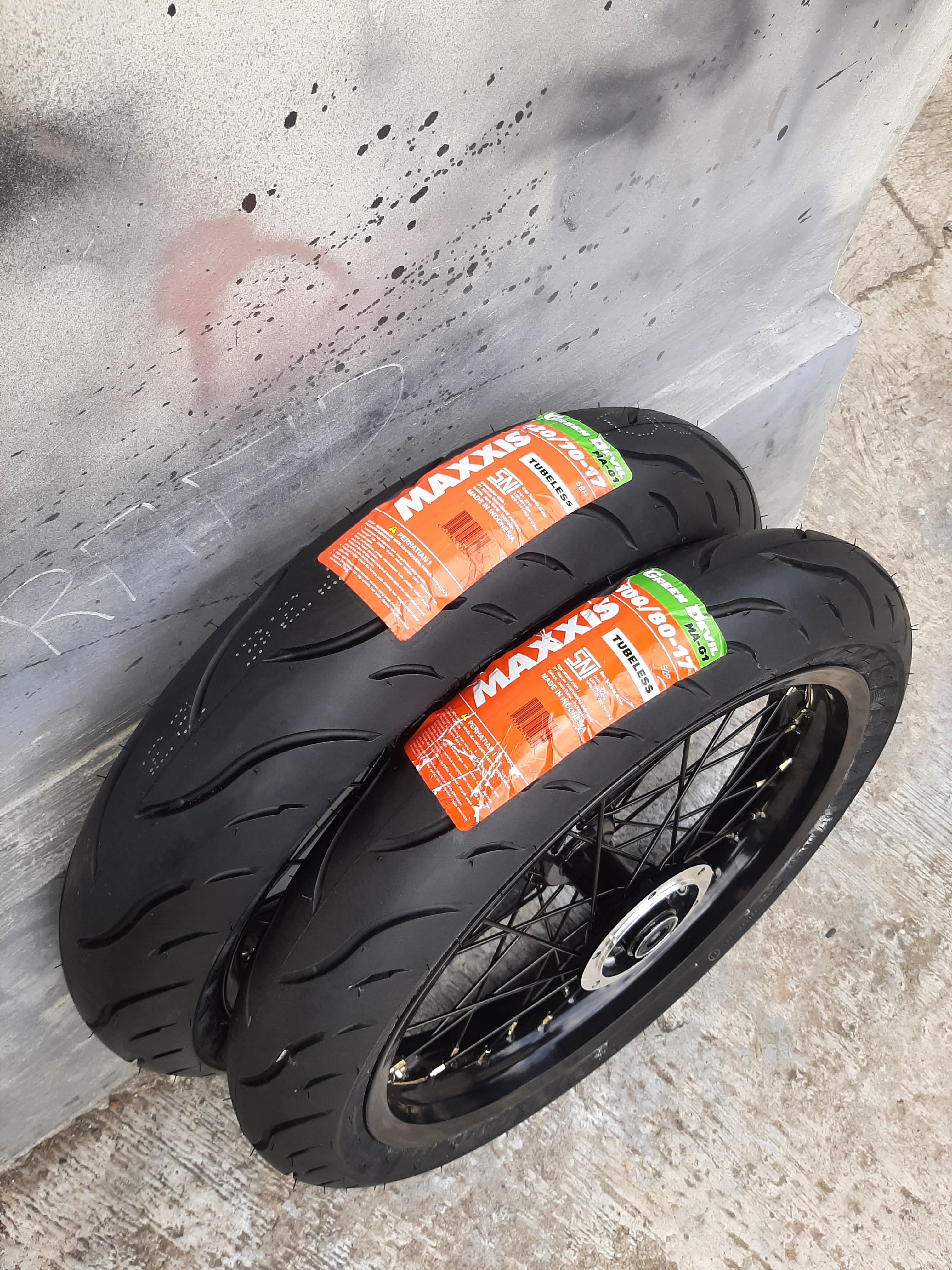 Paket Roda Supermoto KLX Ban Maxxis Baru Ring 17 Velg Rossi Ukur 250/300 Harga 2,500,000 rupiah*Gratis Ongkir