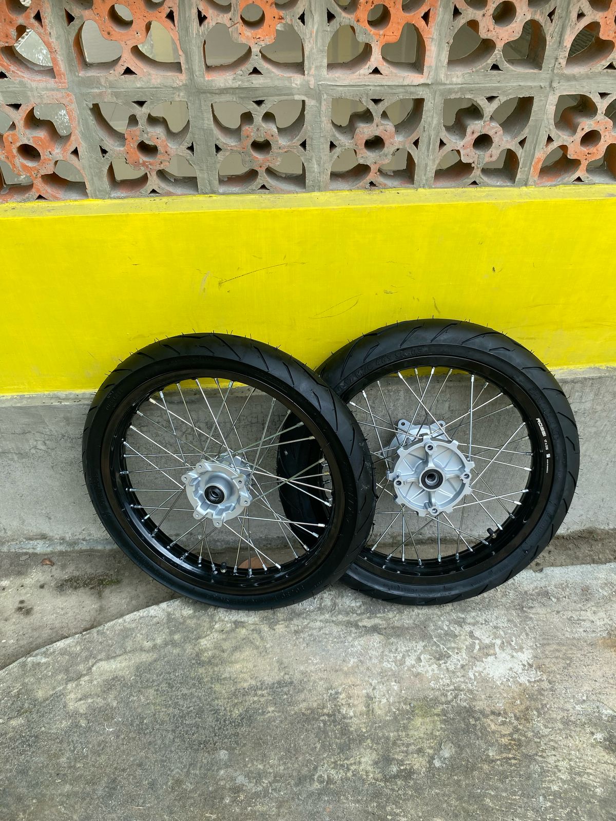 Wheelset CRF Surex Ring 17 Ukur 185/215 Roda Set Semi Cacing Honda CRF Ban Primax SK03 Harga 2,050,000 rupiah*Gratis Ongkir