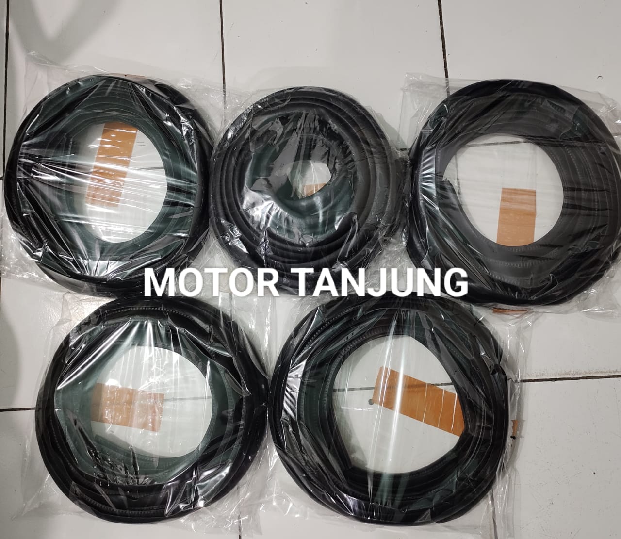 Rubber Balloon for Front and Rear Trunk Door of Toyota Innova, 1 Complete Set Harga 149,000 rupiah*Gratis Ongkir