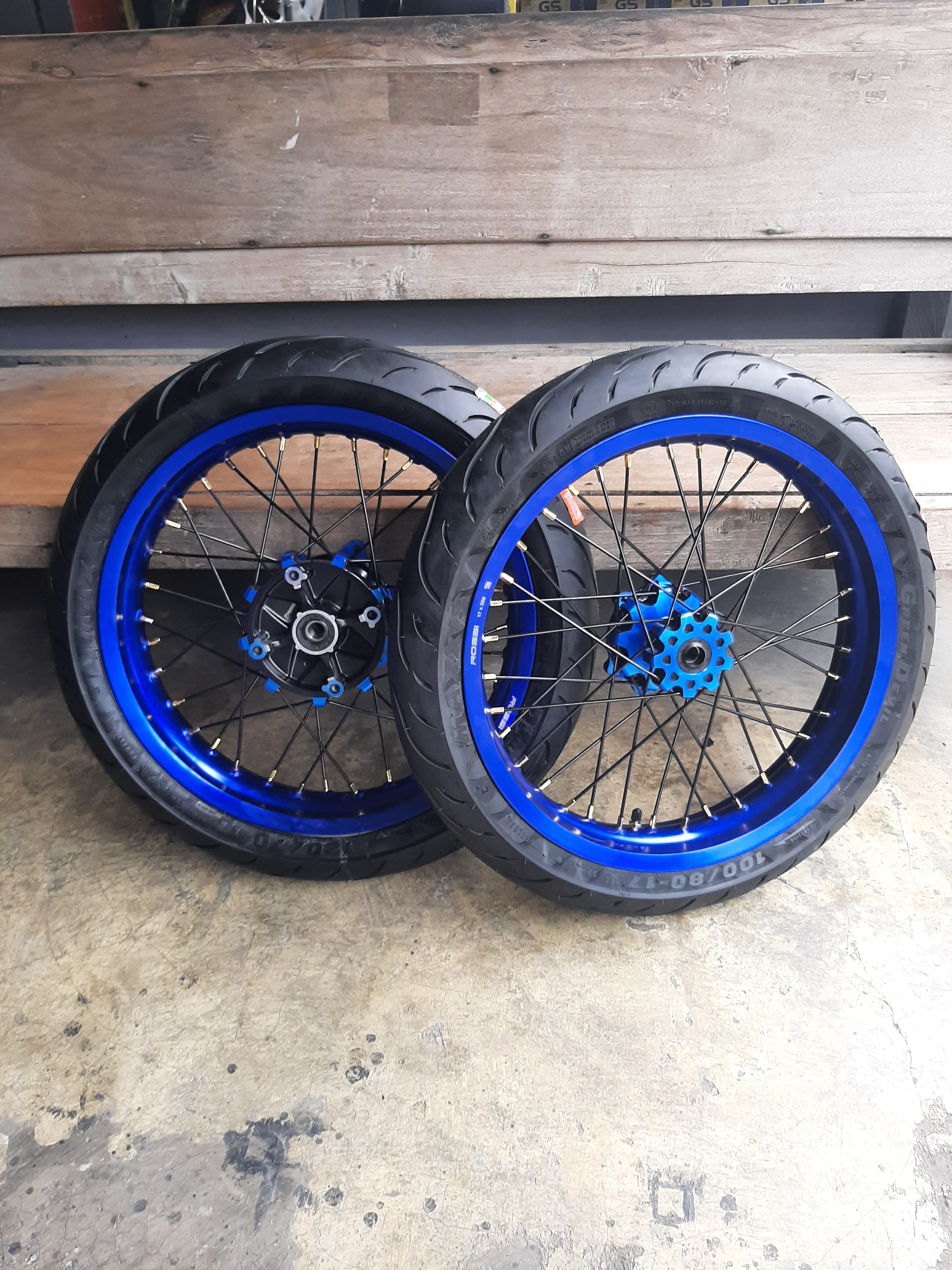 Roda Set Supermoto CRF Velg Rossi Ukur 250/300 Wheelset Sumo CRF150L Ban Maxxis Baru Ring 17 Harga  2,700,000 Ringgit*Penghantaran Percuma