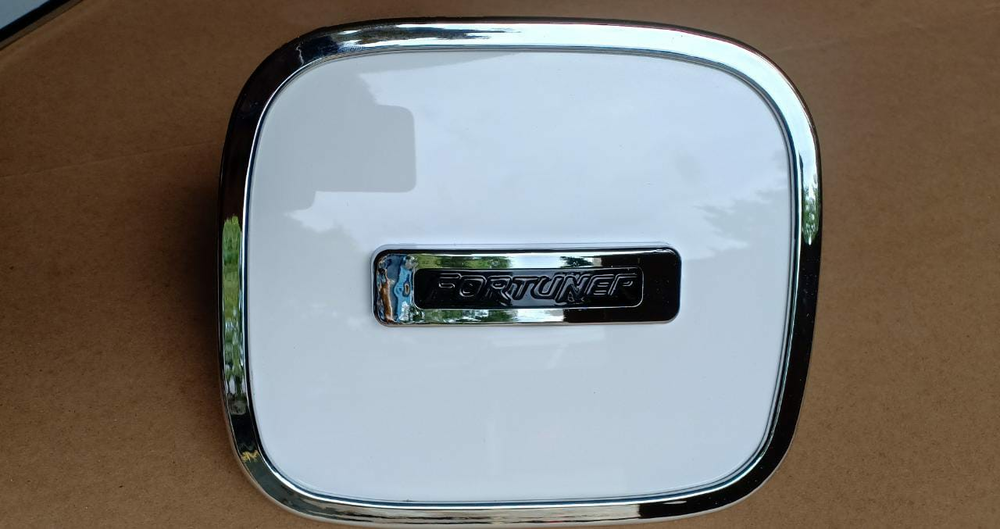 CE1-HYB-YT16FPH TANK COVER TOYOTA AN FORTUNER 16 TANK COVER FORTUNER 16 KEATAS TUTUP BENSIN TOYOTA FORTUNER 16 KEATAS TUTUP BENSIN FORTUNER 16 KEATAS TUTUP TANGKI TOYOTA ALL NEW FORTUNER TUTUP TANGKI FORTUNER 16 KEATAS HYBRID PUTIH LOGO HITAM Harga 40,000 Ringgit*Penghantaran Percuma
